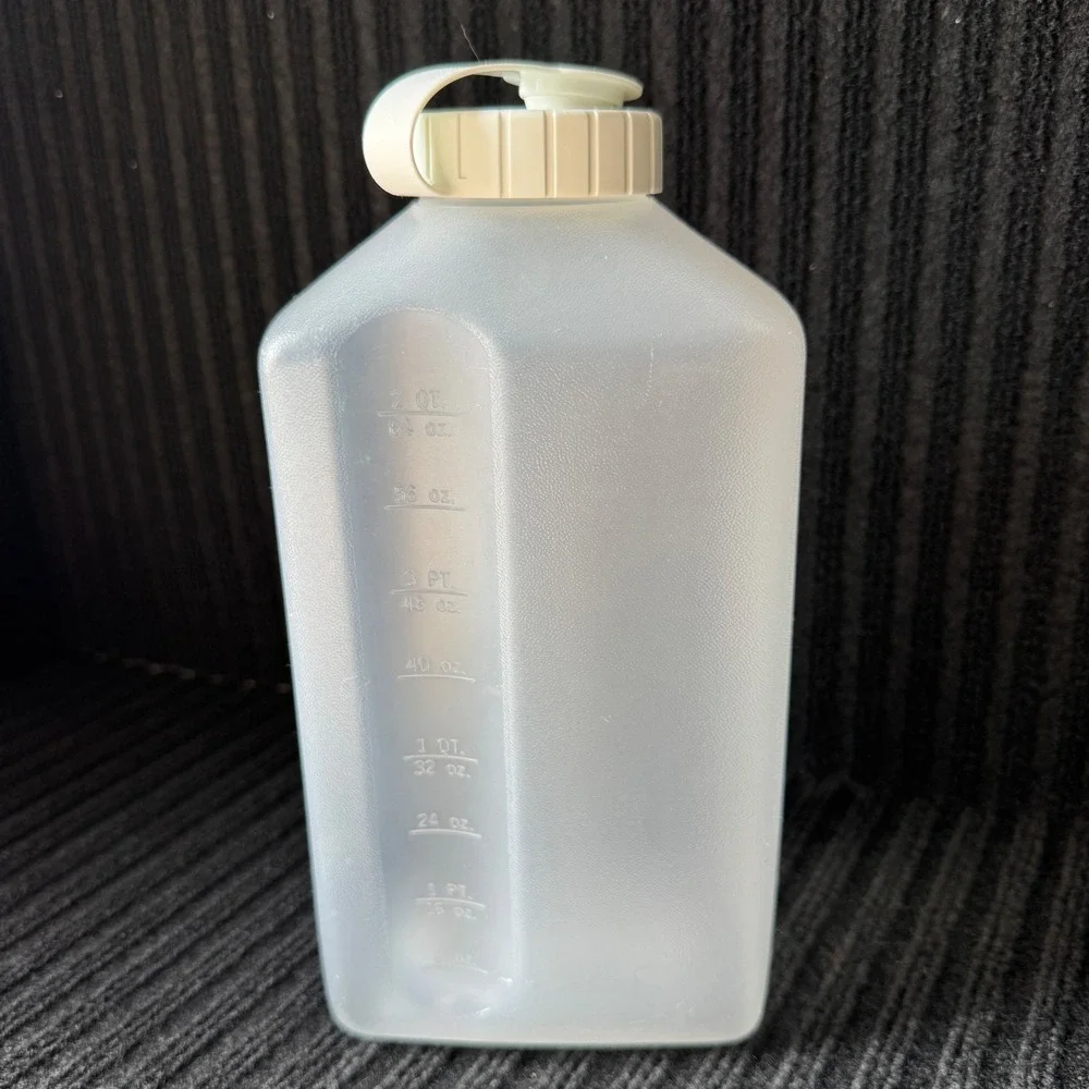 Rubbermaid Servin Saver 2 Quart Plastic Water Bottle Pitcher 2468 White Lid - Picture 2 of 8